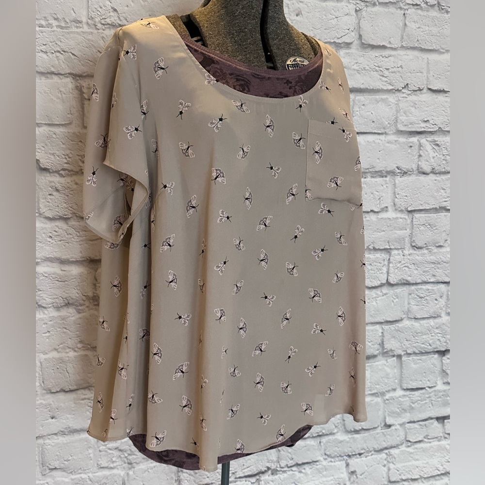 Torrid Womens Size 3 Gray Abbey Moth Georgette Button Blouse Short Sleeve - Picture 3 of 5